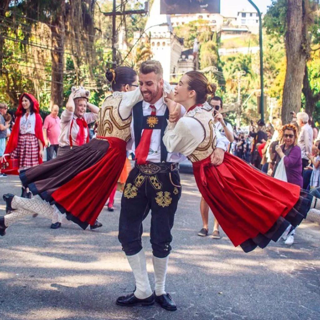 Dança folclórica alemã nas ruas de Petrópolis como parte da Bauernfest