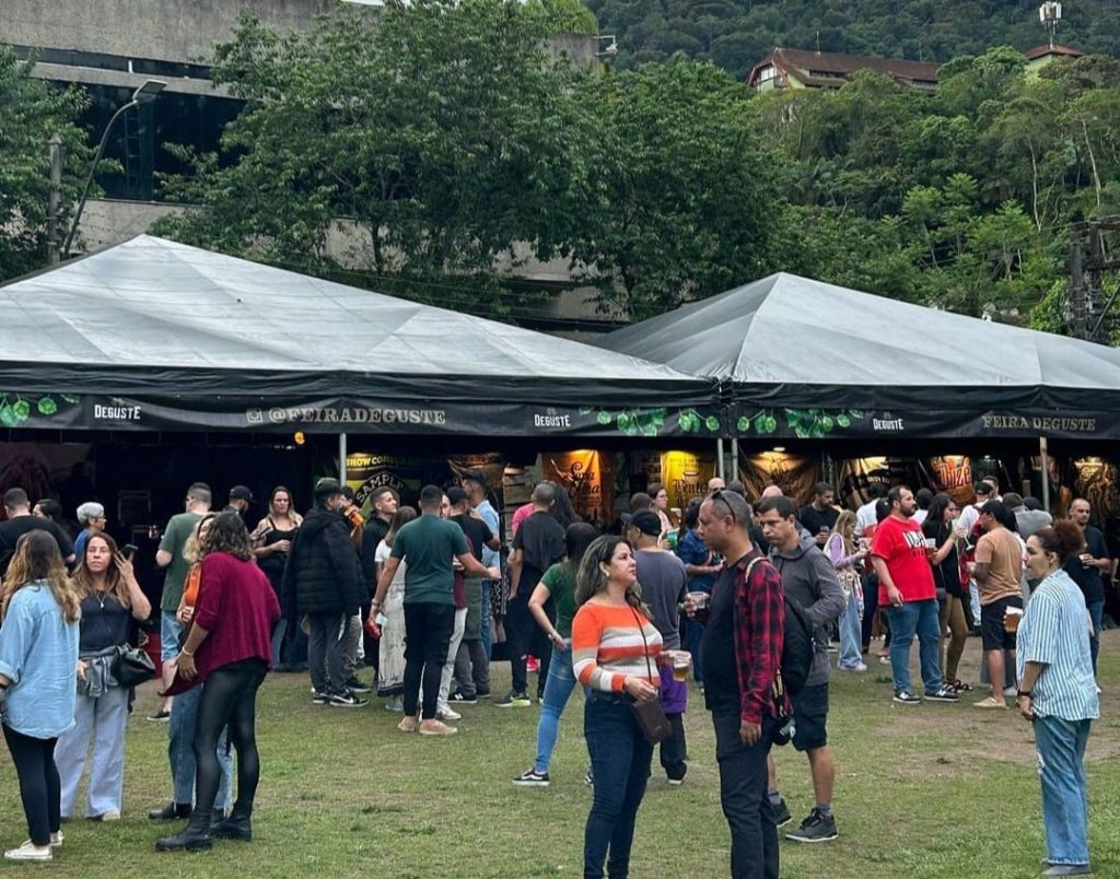 Pessoas curtindo evento cervejeiro na Praça da Águia, em Petrópolis