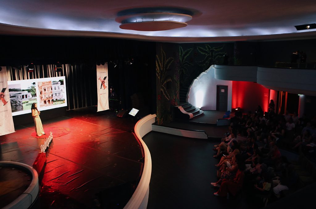 Palestrante do palco do Palácio Quitandinha, falando para o público